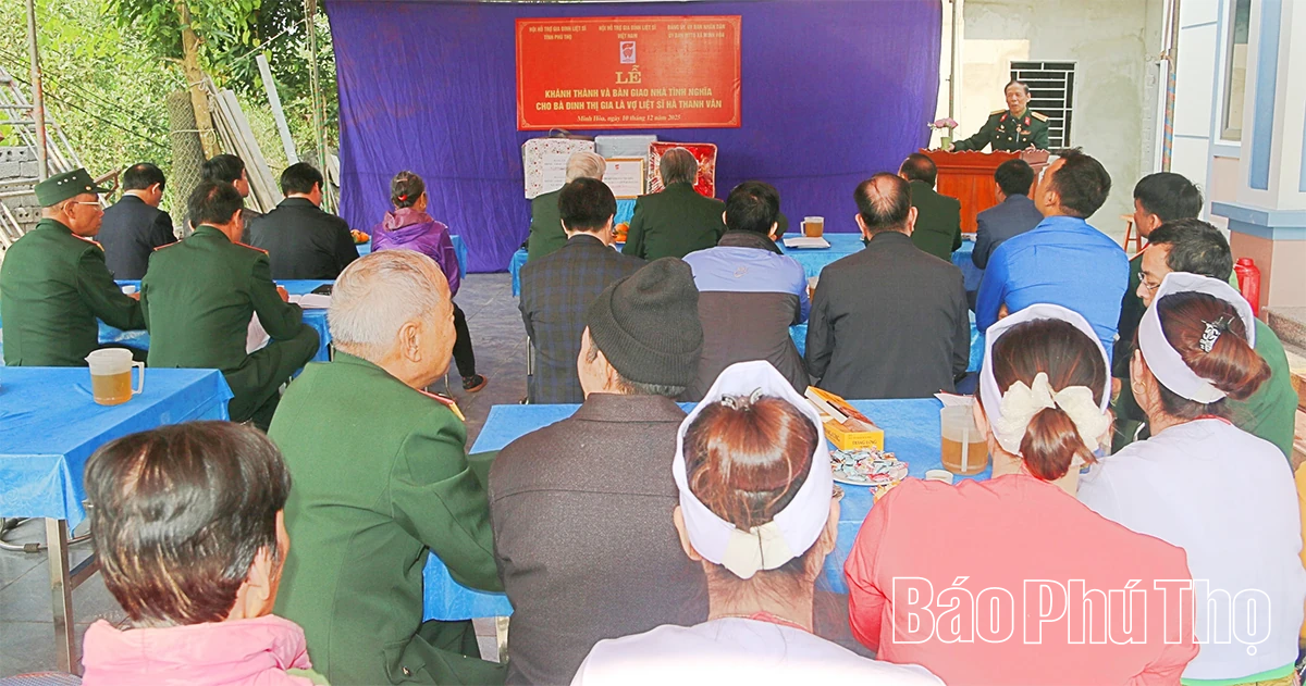 Trao quà tri ân Mẹ Việt Nam Anh hùng và bàn giao nhà tình nghĩa