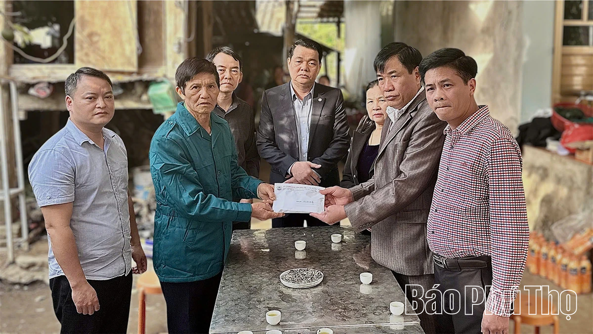 Hội Doanh nhân tỉnh thăm hỏi, trao hỗ trợ gia đình nạn nhân trong vụ sạt lở đá tại Quốc lộ 6