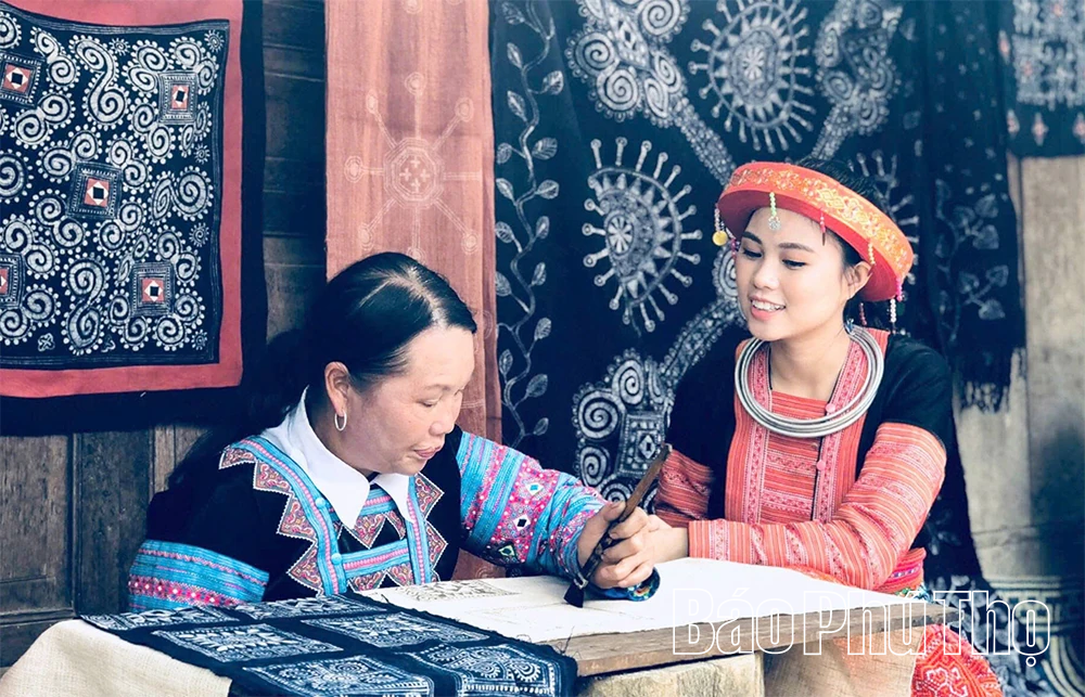 Đổi sắc ở bản Mông