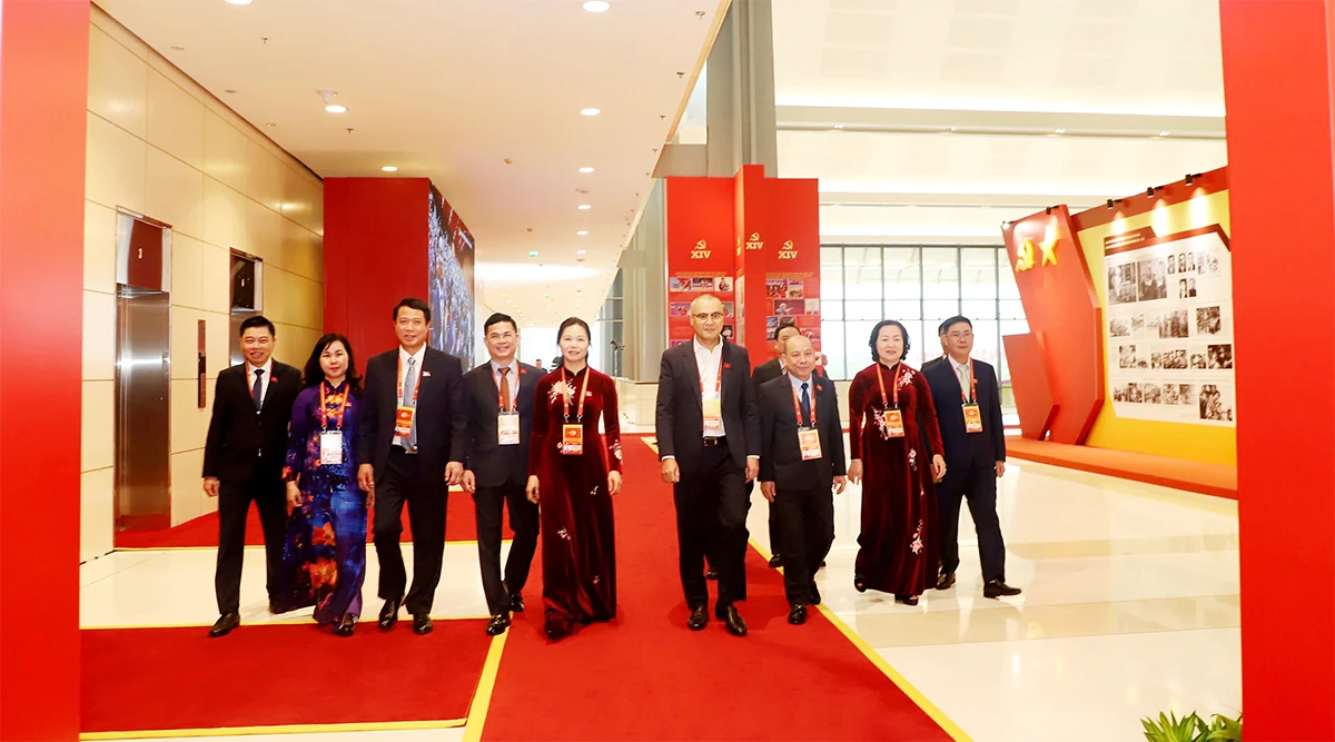 Các đại biểu dự ngày làm việc thứ tư Đại hội XIV của Đảng