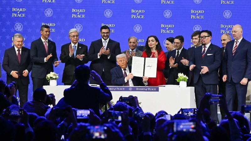 Phó Thủ tướng Bùi Thanh Sơn tham dự Lễ ký Hiến chương Hội đồng Hòa bình về chấm dứt xung đột tại Dải Gaza