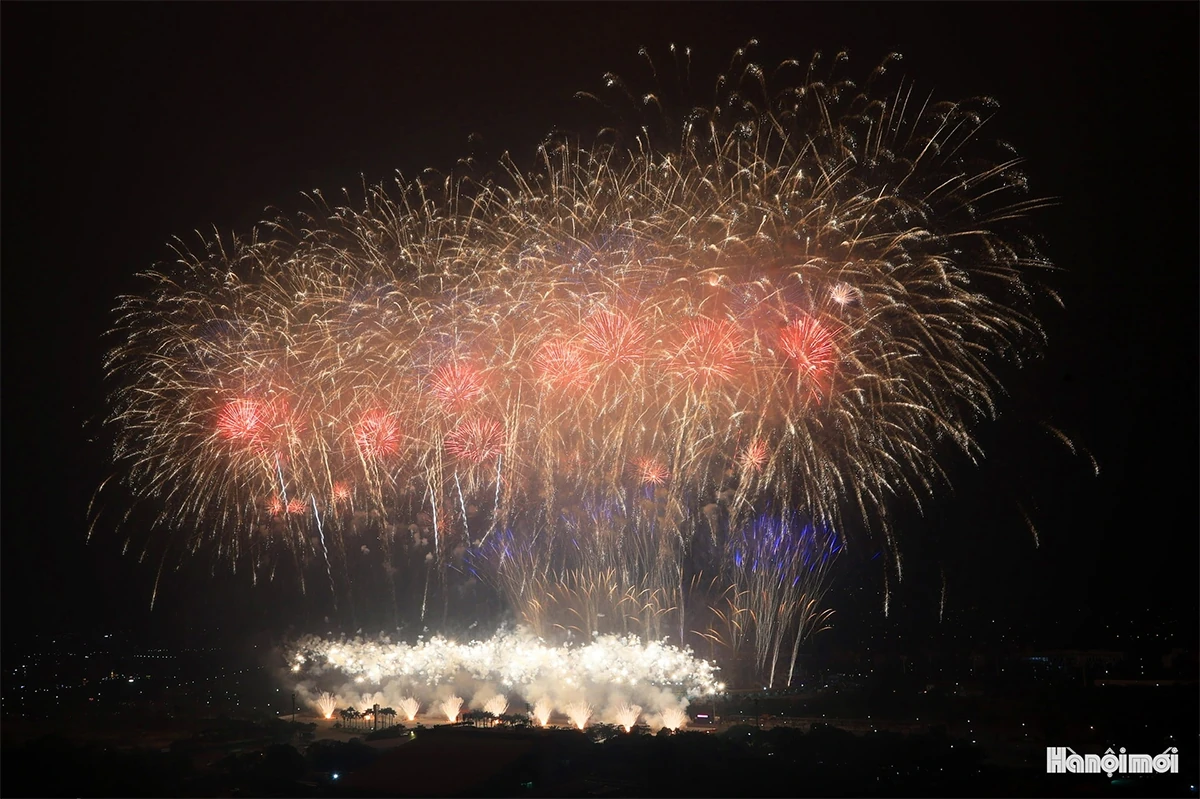 Mãn nhãn màn pháo hoa đặc biệt chào mừng thành công Đại hội XIV của Đảng