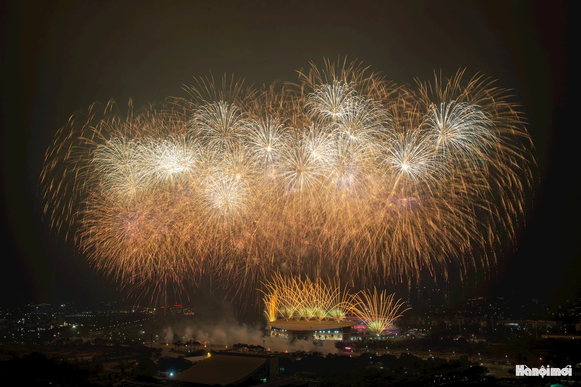 Mãn nhãn màn pháo hoa đặc biệt chào mừng thành công Đại hội XIV của Đảng