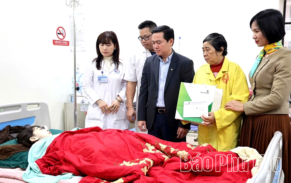 Trao tặng 1,7 tỷ đồng nâng cấp trang thiết bị y tế