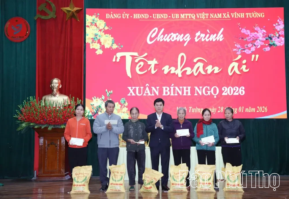 Xã Vĩnh Tường trao 62 suất quà Tết tặng hộ nghèo, hộ cận nghèo