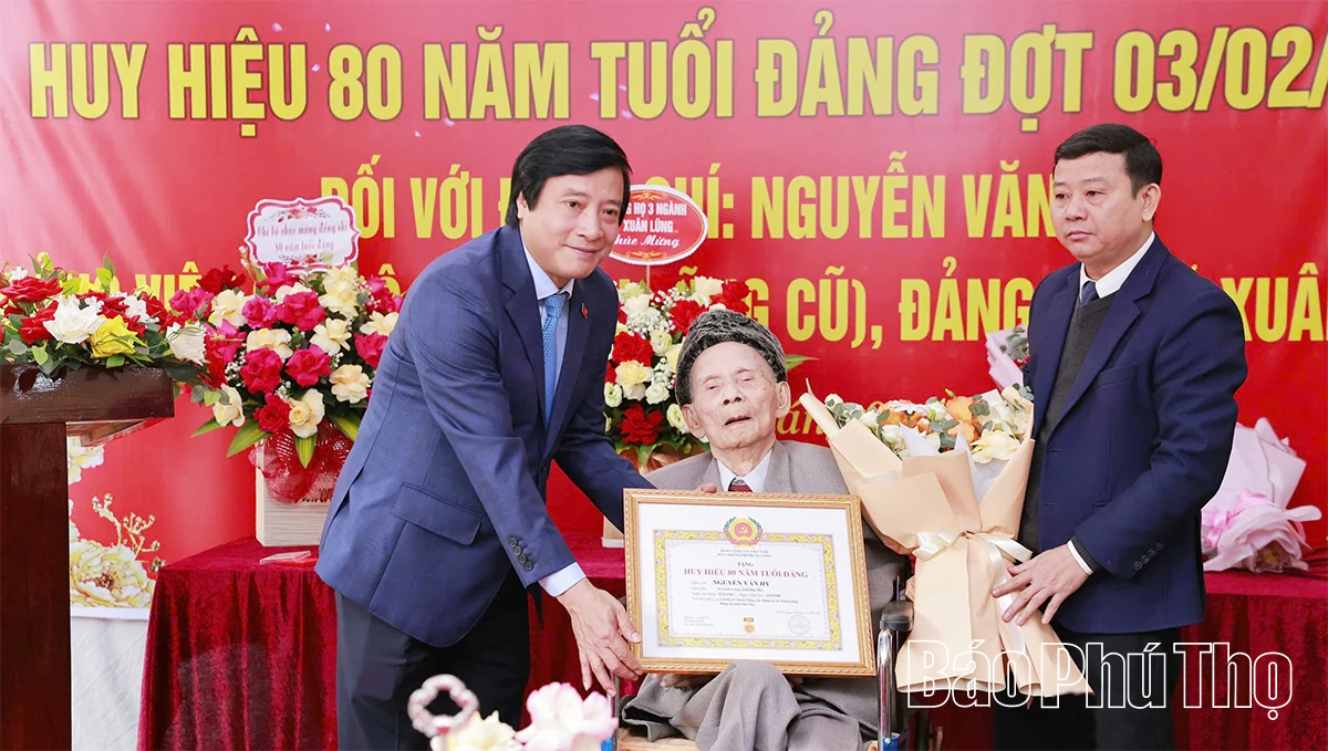 Phó Bí thư Tỉnh ủy Nguyễn Mạnh Sơn trao Huy hiệu Đảng tại Đảng bộ xã Xuân Lũng