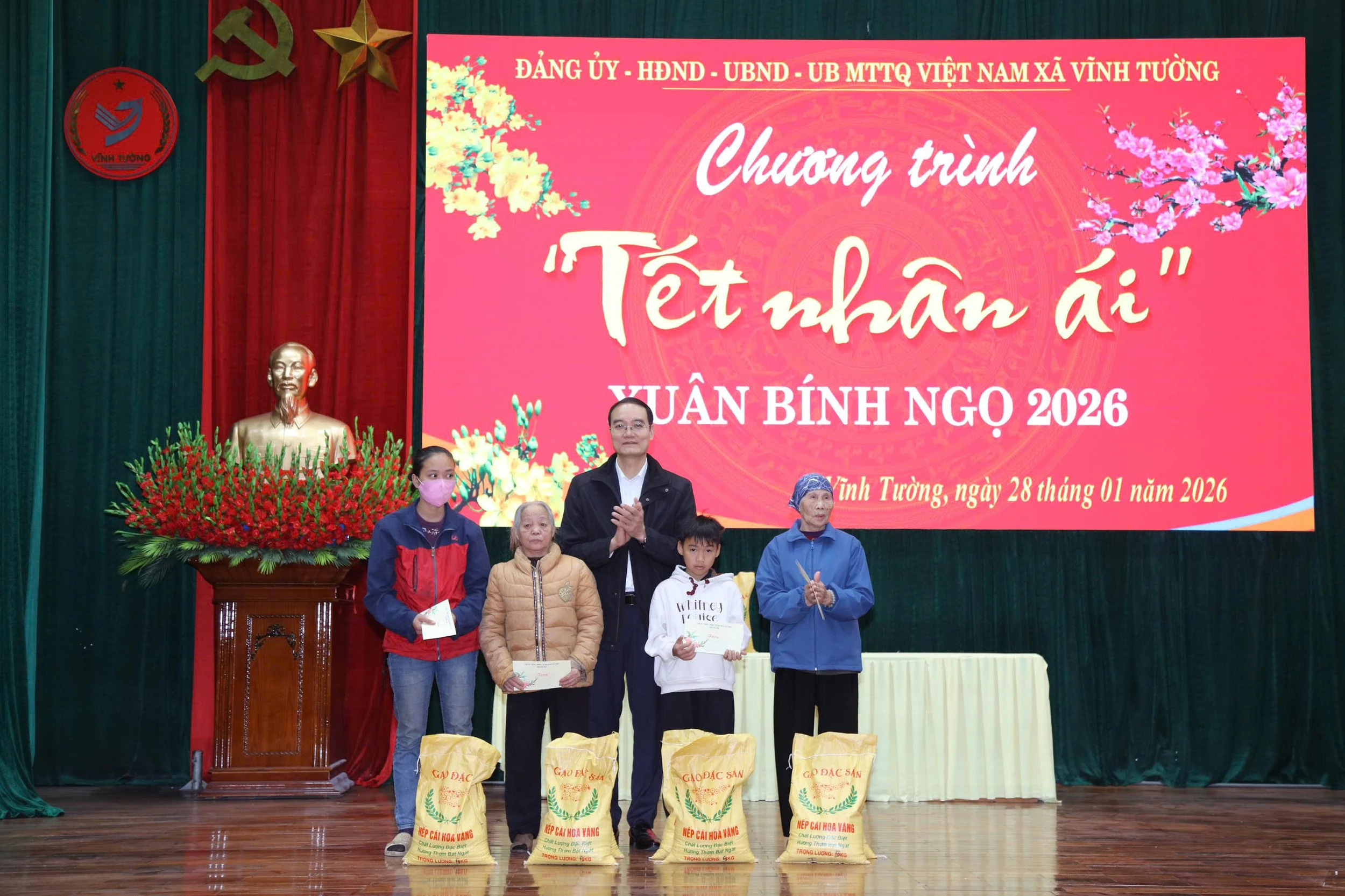 Xã Vĩnh Tường trao 62 suất quà Tết tặng hộ nghèo, hộ cận nghèo