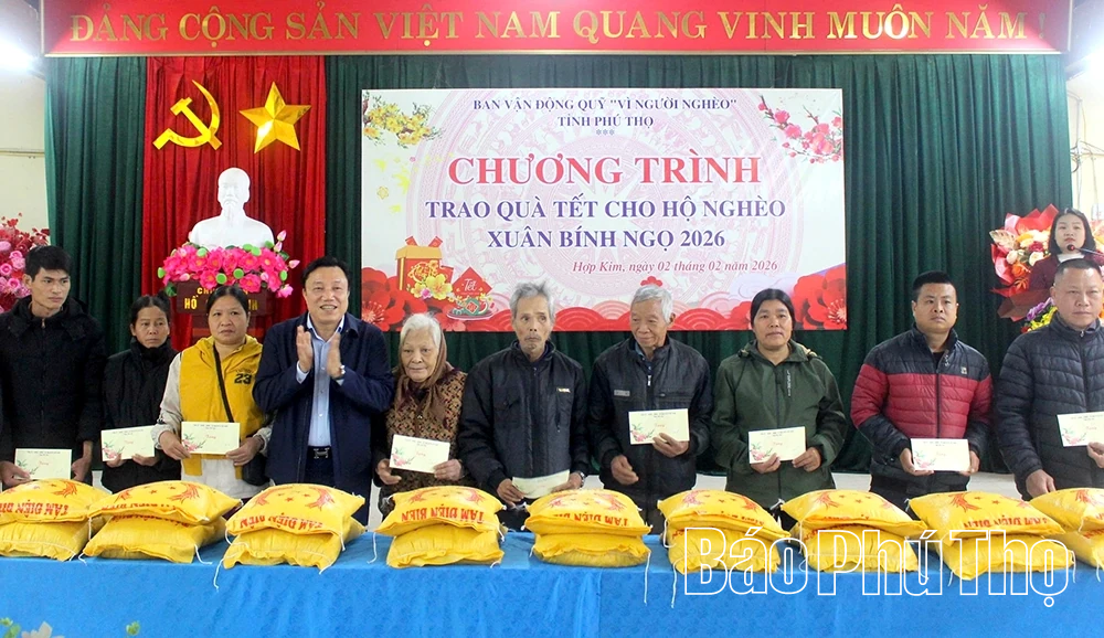 Trao quà Tết cho các hộ nghèo, hộ có hoàn cảnh đặc biệt khó khăn tại xã Hợp Kim