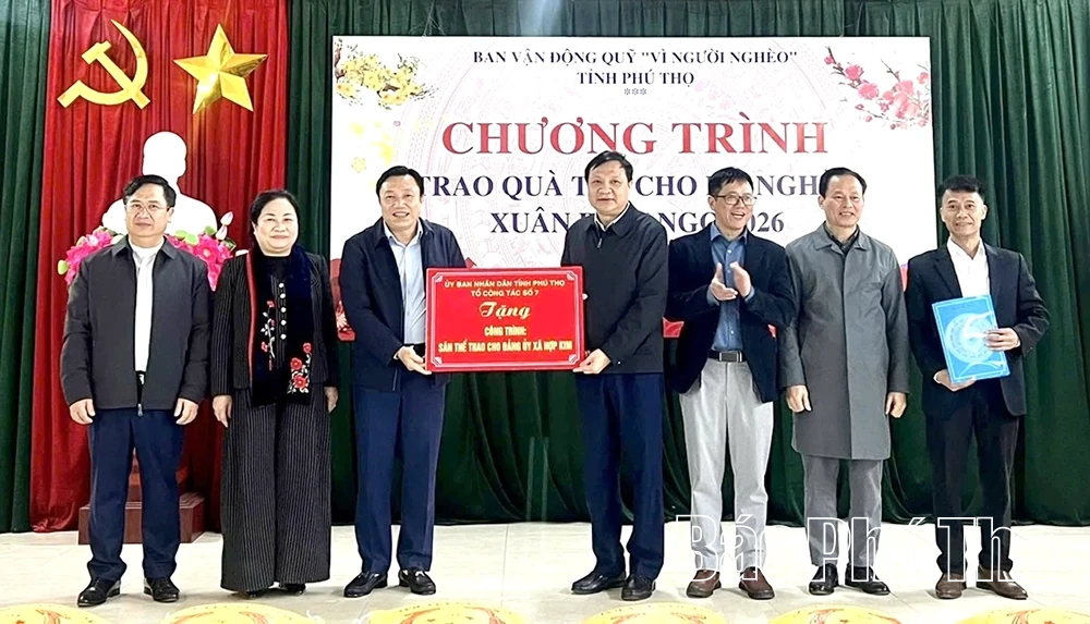 Trao quà Tết cho các hộ nghèo, hộ có hoàn cảnh đặc biệt khó khăn tại xã Hợp Kim