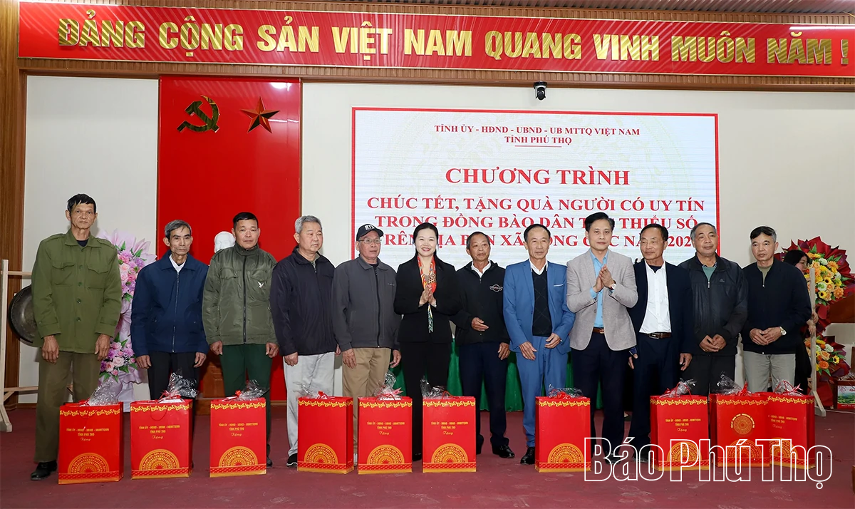 Phó Bí thư Tỉnh ủy Bùi Thị Minh chúc Tết, tặng quà người có uy tín tại các xã Long Cốc, Minh Đài