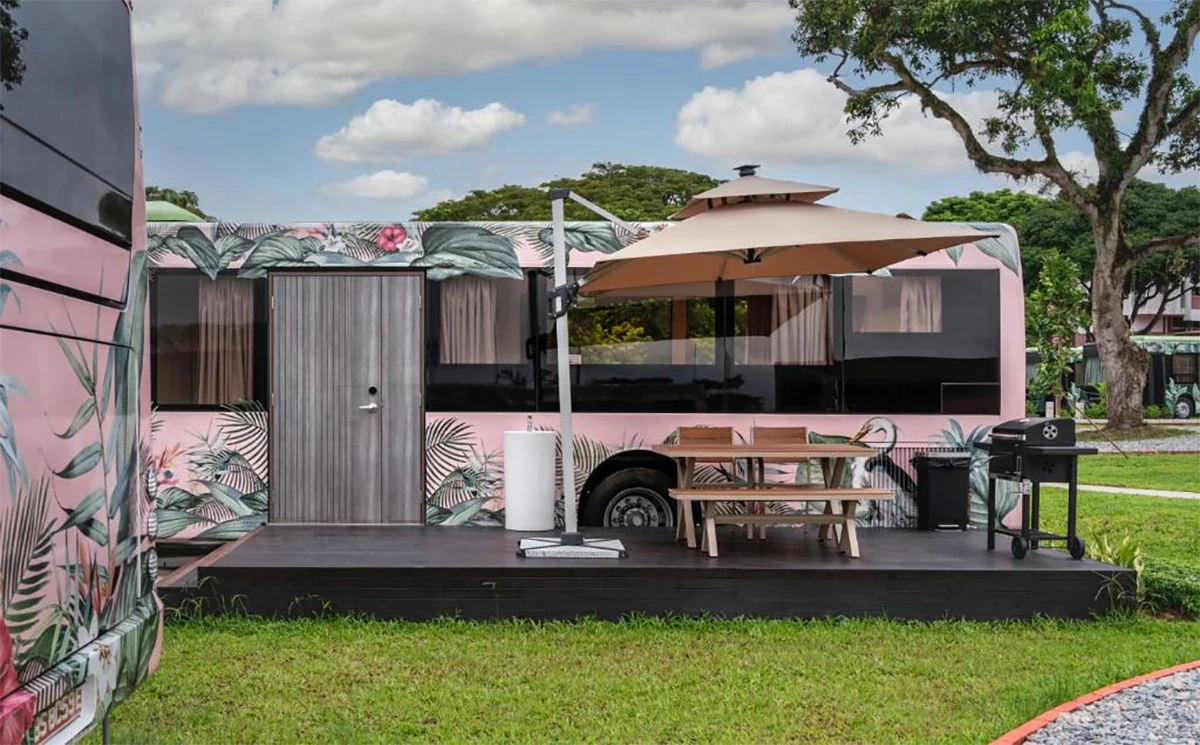 Bên trong khách sạn trên xe buýt ở Singapore