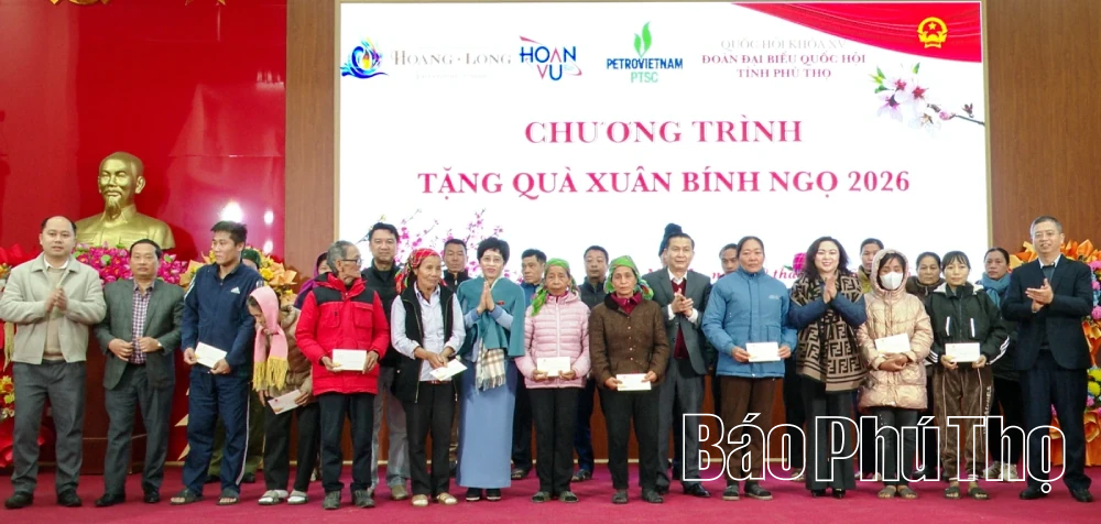 Đoàn đại biểu Quốc hội tỉnh trao 500 suất quà Tết tặng hộ nghèo