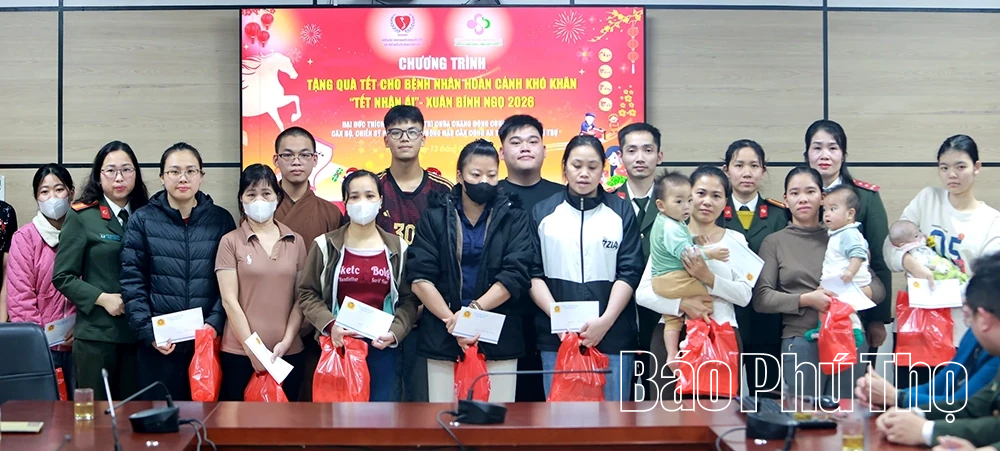 Trao 150 suất quà Tết tặng bệnh nhân có hoàn cảnh khó khăn