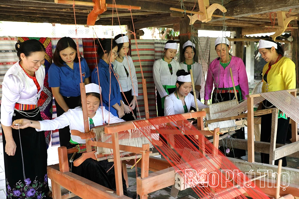 Thổ cẩm kể chuyện bản làng