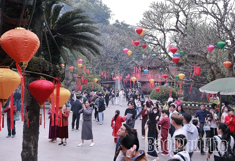 Đầu năm hành hương về với cội nguồn