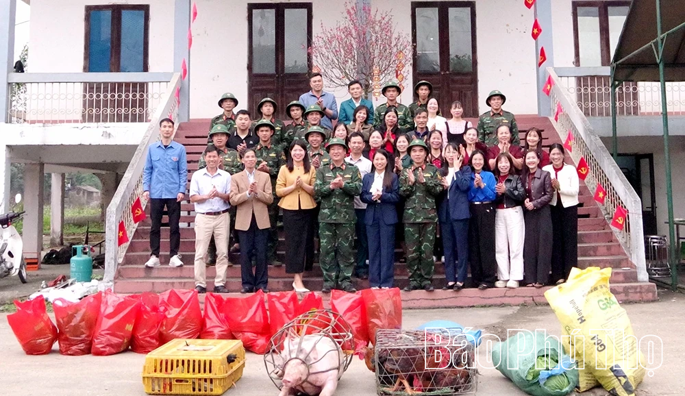 Nhân dân xã Đoan Hùng chúc Tết, tặng quà cán bộ, chiến sĩ vận hành cầu phao Đoan Hùng
