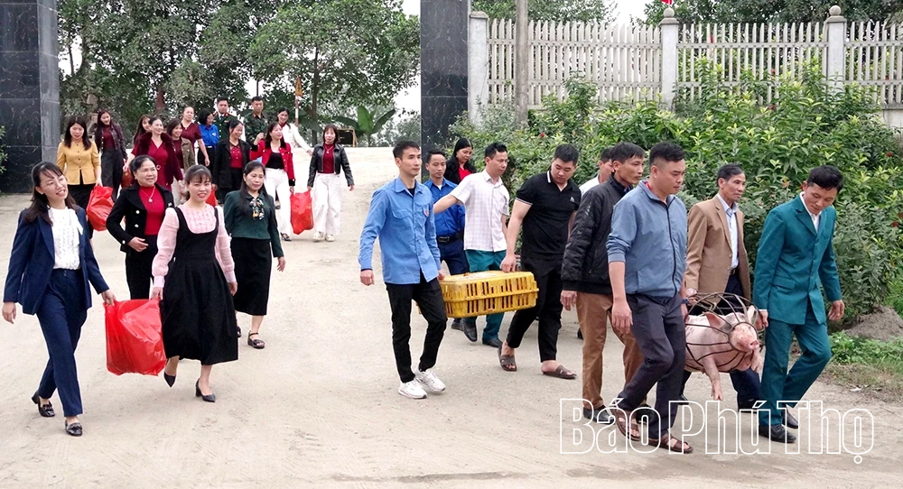 Nhân dân xã Đoan Hùng chúc Tết, tặng quà cán bộ, chiến sĩ vận hành cầu phao Đoan Hùng