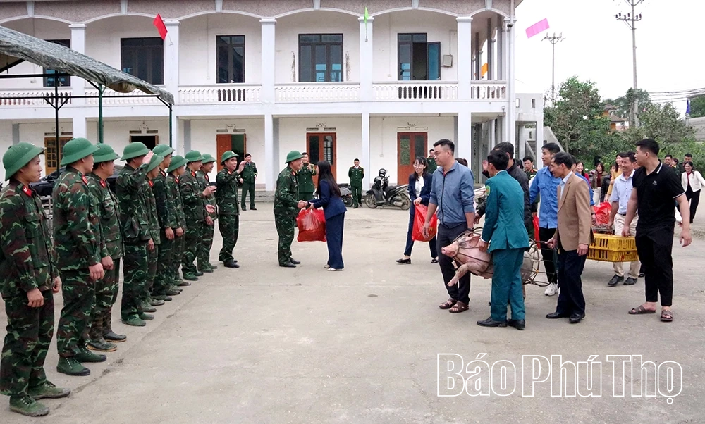 Nhân dân xã Đoan Hùng chúc Tết, tặng quà cán bộ, chiến sĩ vận hành cầu phao Đoan Hùng