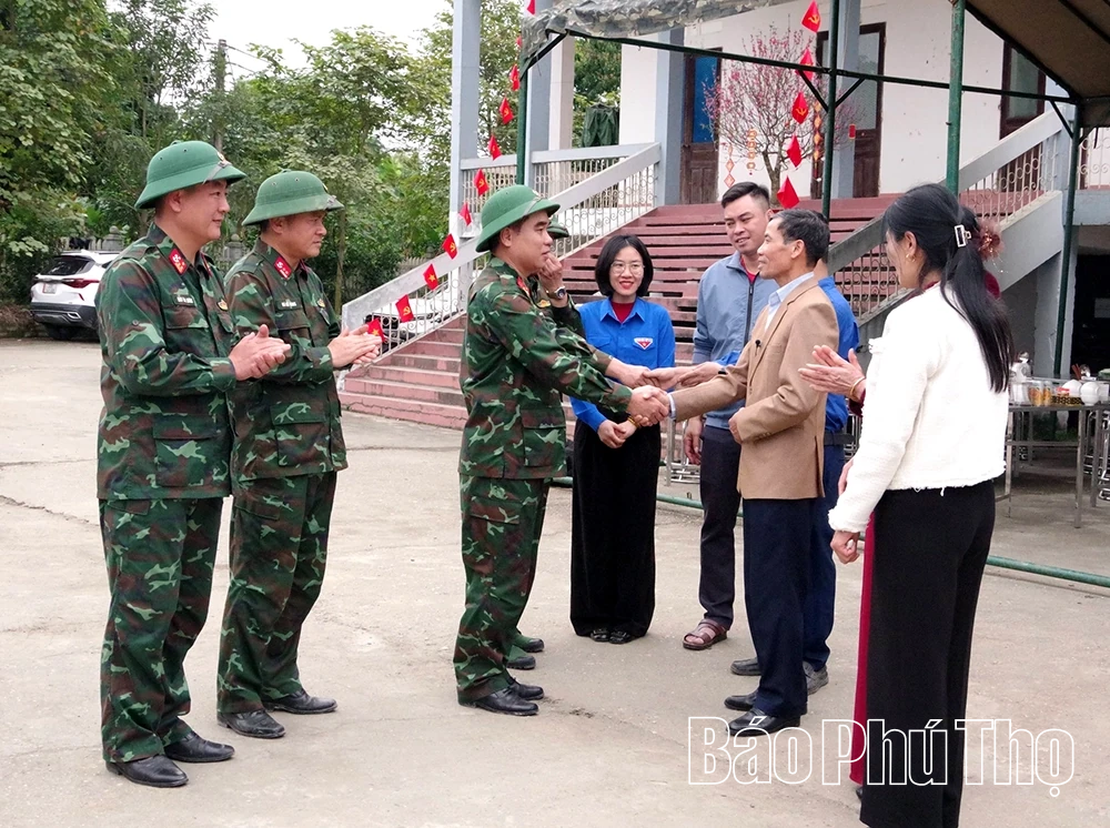 Nhân dân xã Đoan Hùng chúc Tết, tặng quà cán bộ, chiến sĩ vận hành cầu phao Đoan Hùng