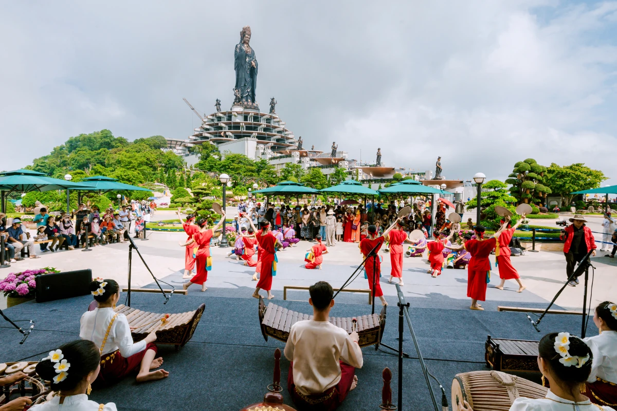 Biển người đổ về núi Bà Đen hành hương dịp đầu năm
