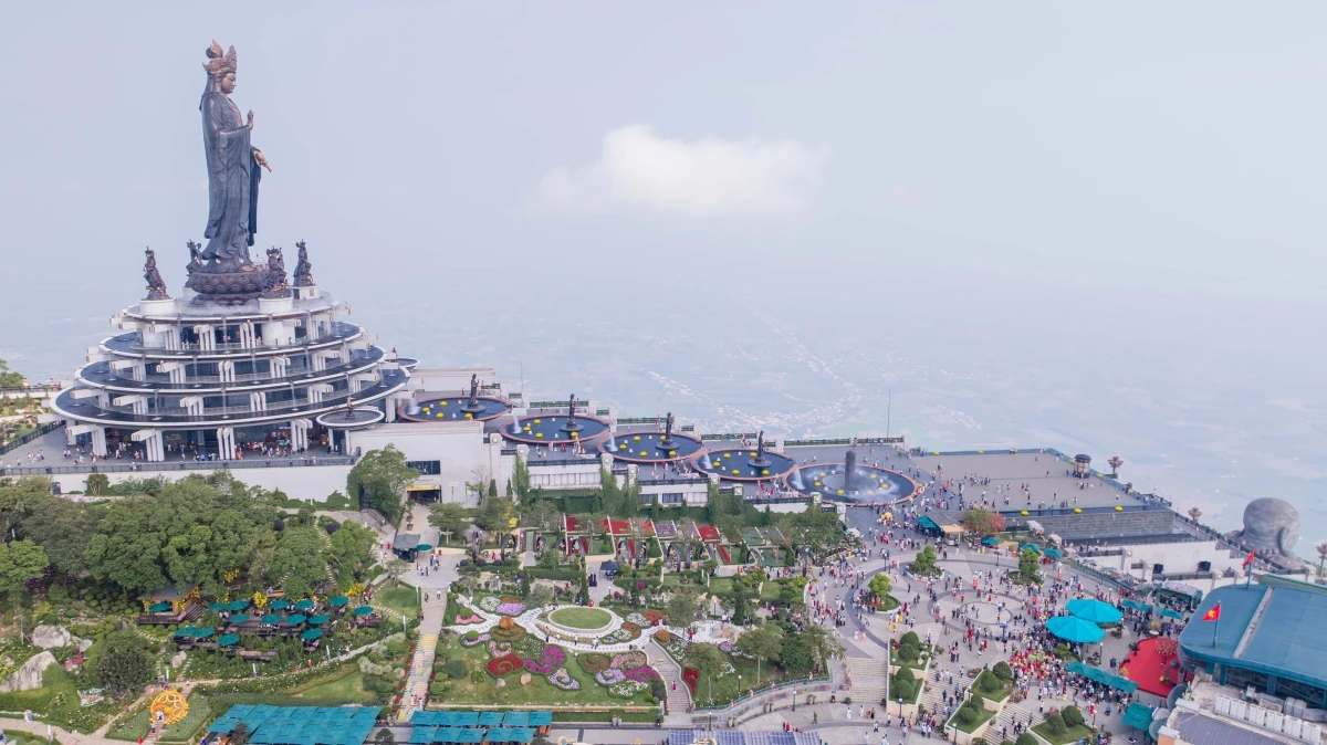 Biển người đổ về núi Bà Đen hành hương dịp đầu năm