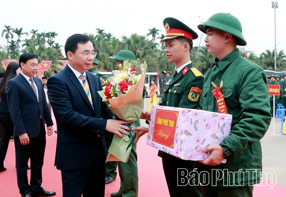 Phó Bí thư Tỉnh ủy Bùi Huy Vĩnh dự lễ giao nhận quân tại Ban Chỉ huy phòng thủ khu vực 1 - Cẩm Khê