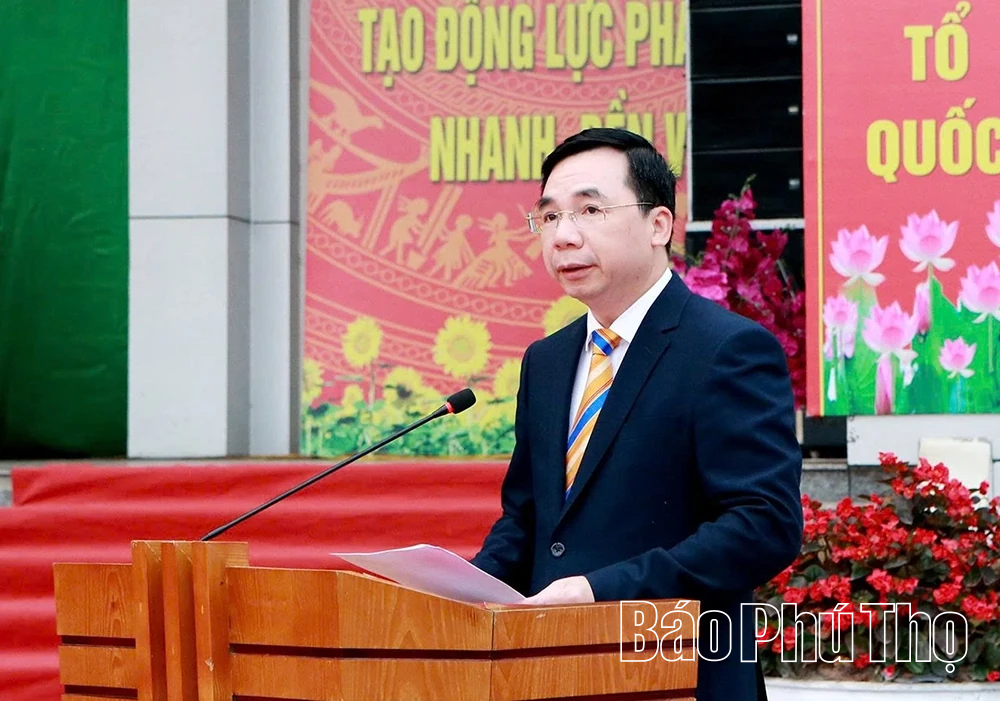 Phó Bí thư Tỉnh ủy Bùi Huy Vĩnh dự lễ giao nhận quân tại Ban Chỉ huy phòng thủ khu vực 1 - Cẩm Khê