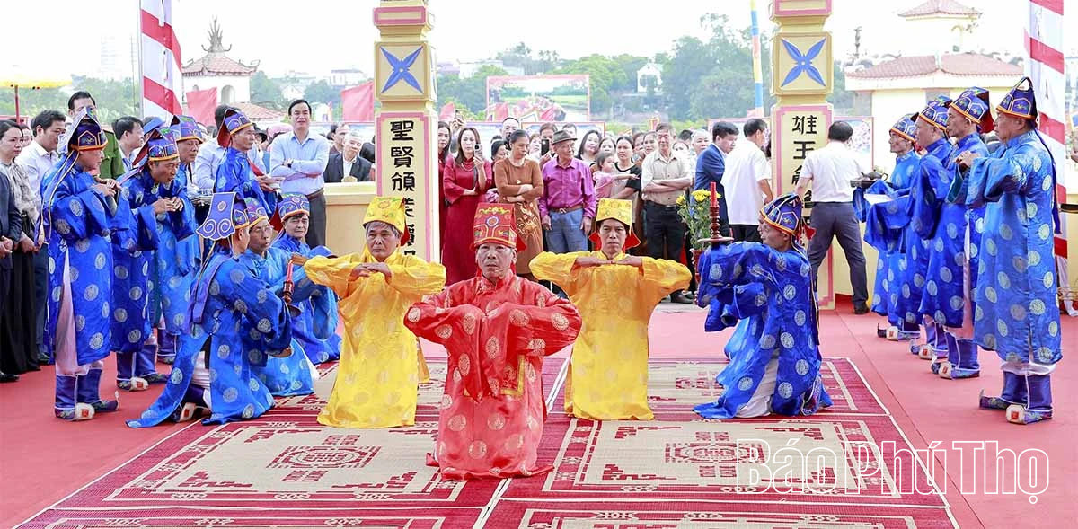 Lễ hội Vua Hùng dạy dân cấy lúa