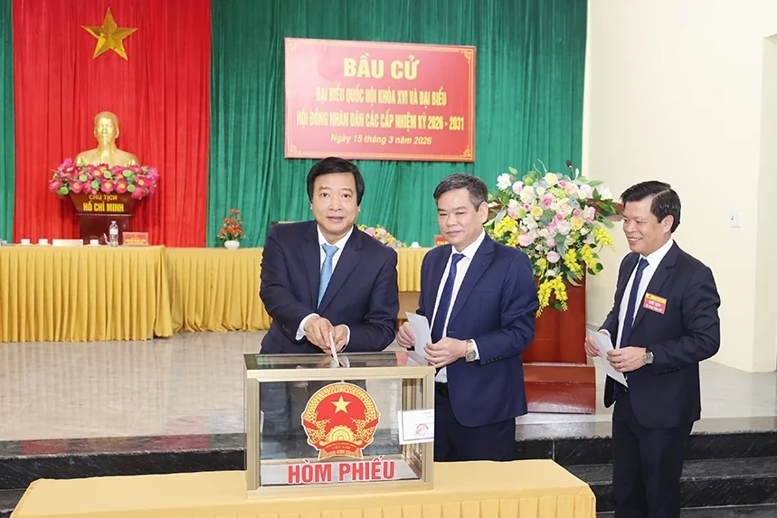 Phó Bí thư Tỉnh ủy Nguyễn Mạnh Sơn dự khai mạc và tham gia bỏ phiếu tại khu vực bỏ phiếu số 1, xã Lâm Thao