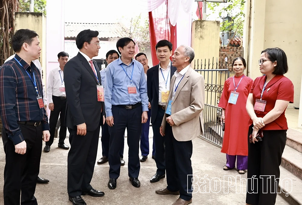 Chủ tịch UBND tỉnh Trần Duy Đông kiểm tra các khu vực bỏ phiếu