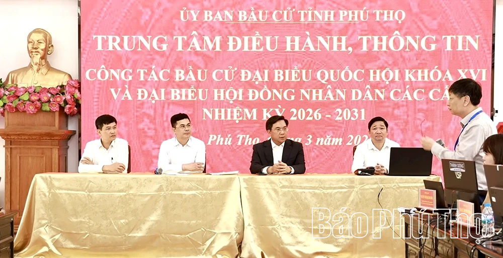 Chủ tịch UBND tỉnh Trần Duy Đông kiểm tra các khu vực bỏ phiếu