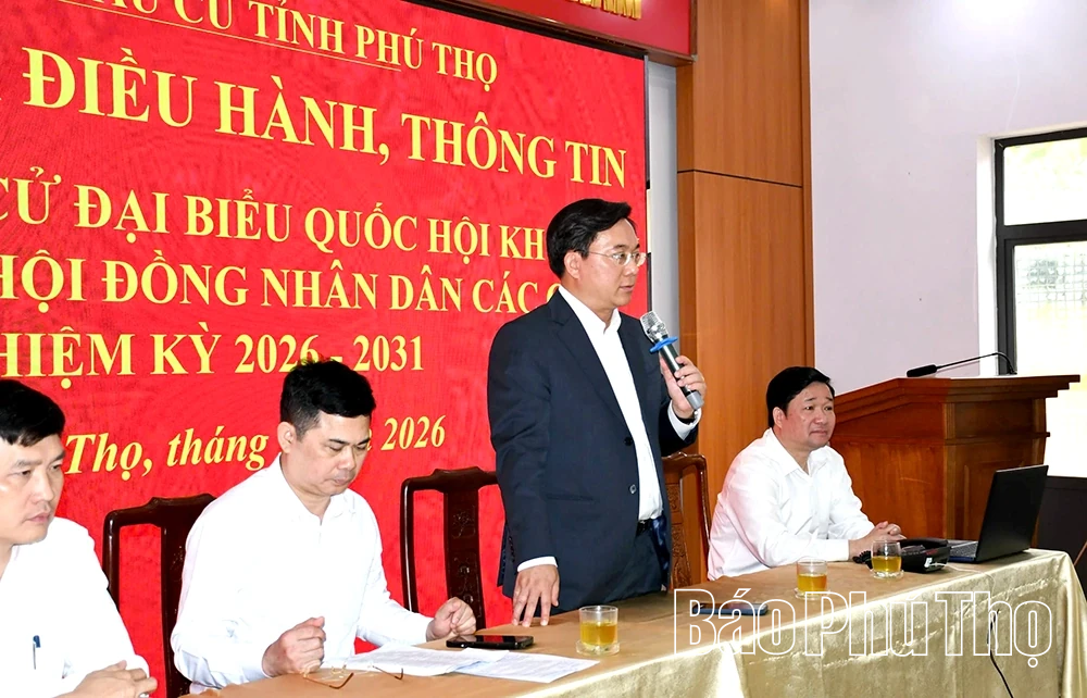 Chủ tịch UBND tỉnh Trần Duy Đông kiểm tra các khu vực bỏ phiếu