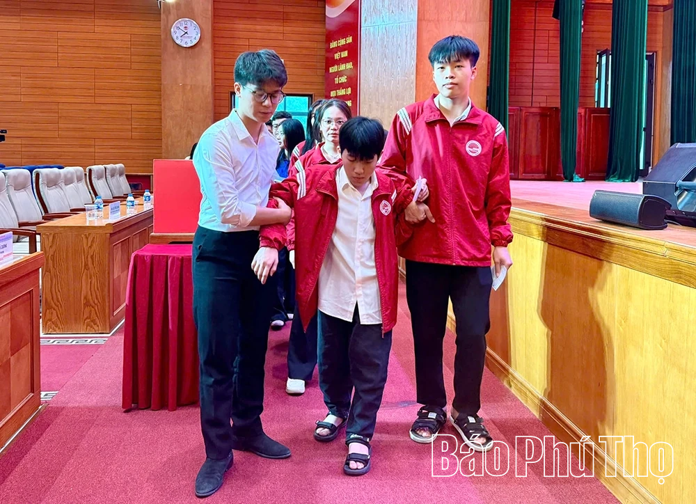 Cử tri trẻ hào hứng tham gia bầu cử tại Trường Đại học Sư phạm Hà Nội 2