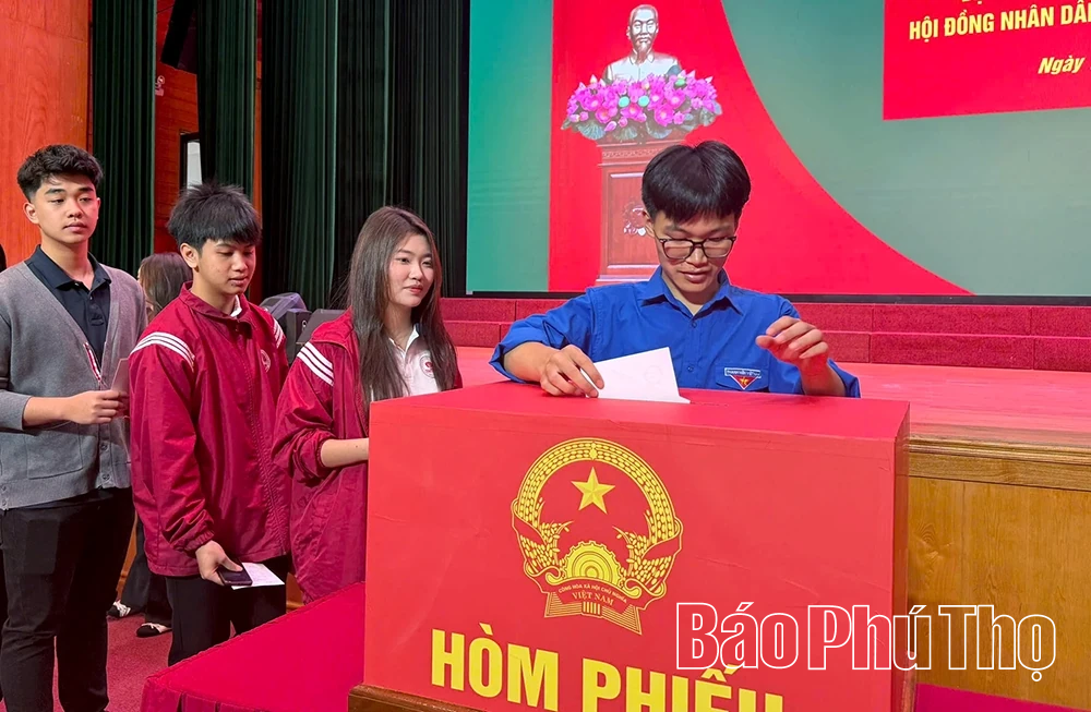 Cử tri trẻ hào hứng tham gia bầu cử tại Trường Đại học Sư phạm Hà Nội 2