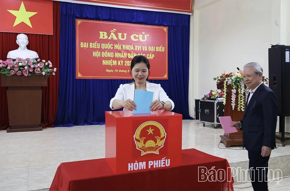 Phó Bí thư Tỉnh ủy, Chủ tịch Ủy ban MTTQ tỉnh Bùi Thị Minh dự khai mạc và bỏ phiếu bầu cử tại khu vực bỏ phiếu số 19, phường Hòa Bình