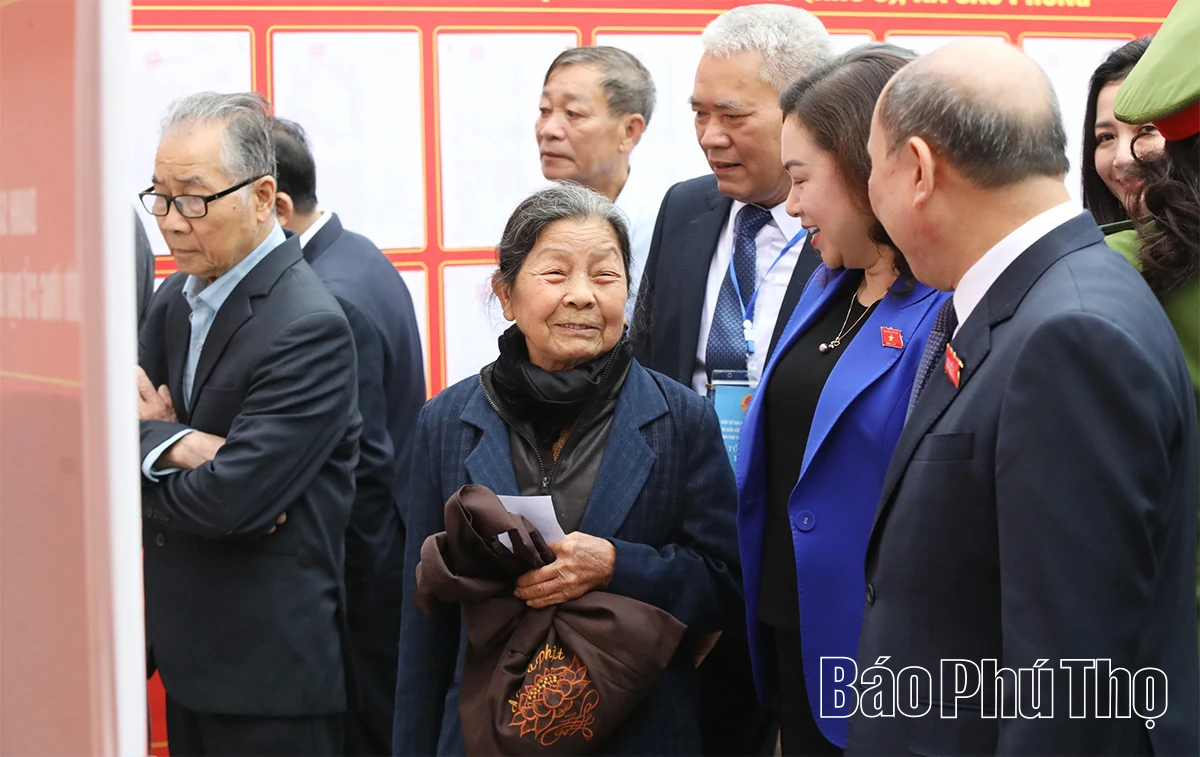 Phó Bí thư Tỉnh ủy, Chủ tịch HĐND tỉnh Bùi Đức Hinh dự khai mạc và bỏ phiếu bầu cử tại khu dân cư số 6, xã Cao Phong