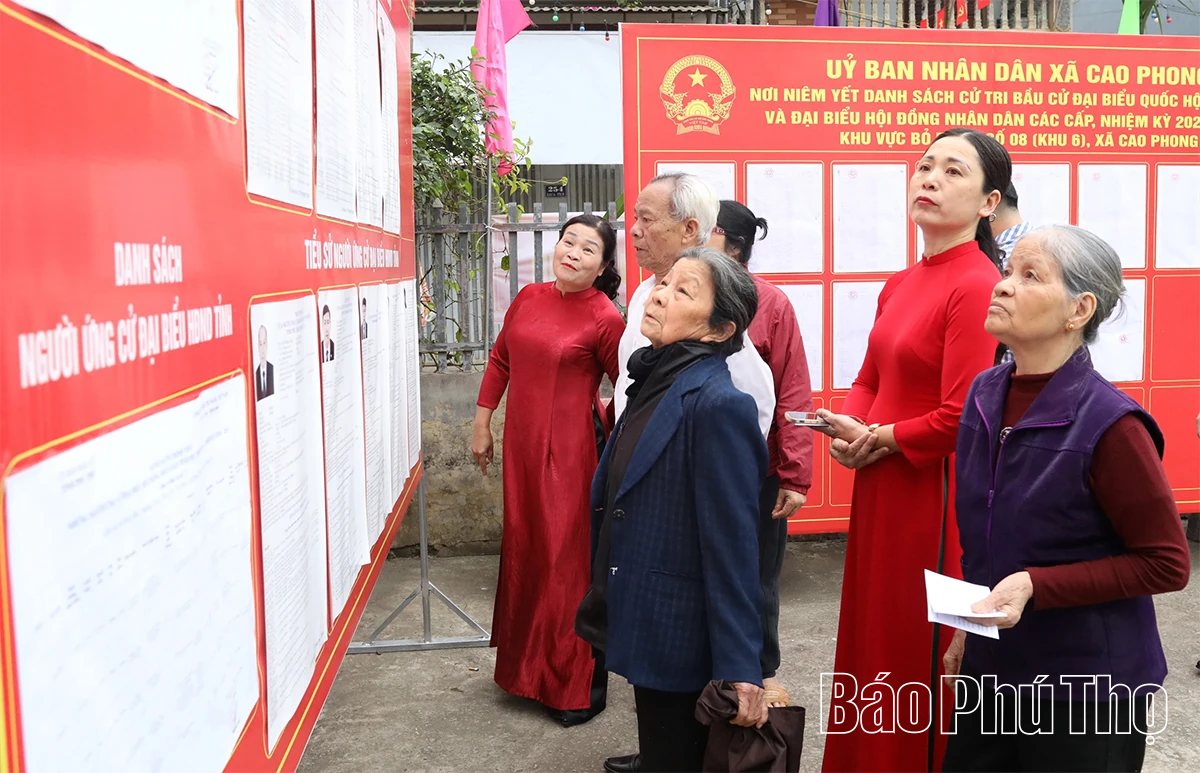 Phó Bí thư Tỉnh ủy, Chủ tịch HĐND tỉnh Bùi Đức Hinh dự khai mạc và bỏ phiếu bầu cử tại khu dân cư số 6, xã Cao Phong