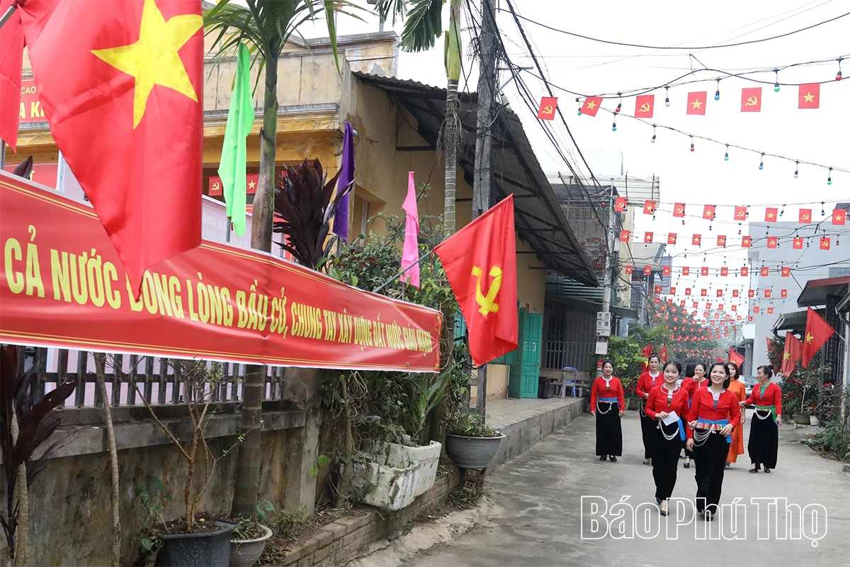 Phó Bí thư Tỉnh ủy, Chủ tịch HĐND tỉnh Bùi Đức Hinh dự khai mạc và bỏ phiếu bầu cử tại khu dân cư số 6, xã Cao Phong