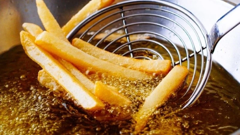 Dùng dầu ăn thế nào để tốt cho sức khỏe? Những sai lầm phổ biến cần tránh