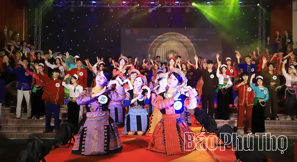 Hội thi trình diễn trang phục dân tộc, hát dân ca các dân tộc thiểu số