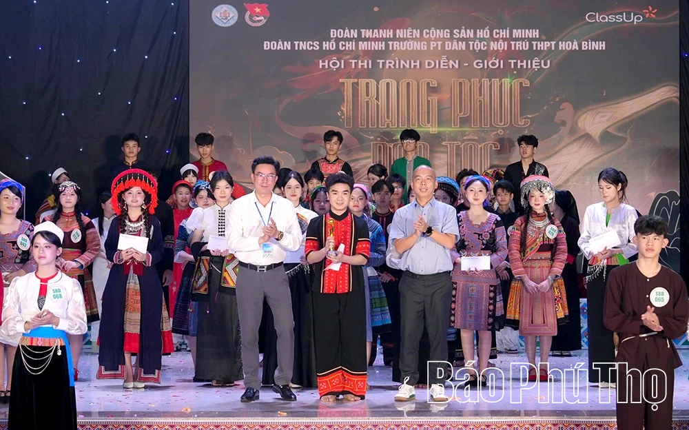 Hội thi trình diễn trang phục dân tộc, hát dân ca các dân tộc thiểu số