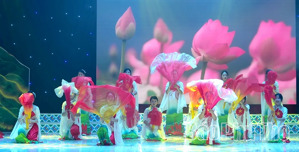 Hội thi trình diễn trang phục dân tộc, hát dân ca các dân tộc thiểu số