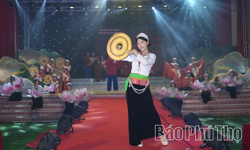 Hội thi trình diễn trang phục dân tộc, hát dân ca các dân tộc thiểu số