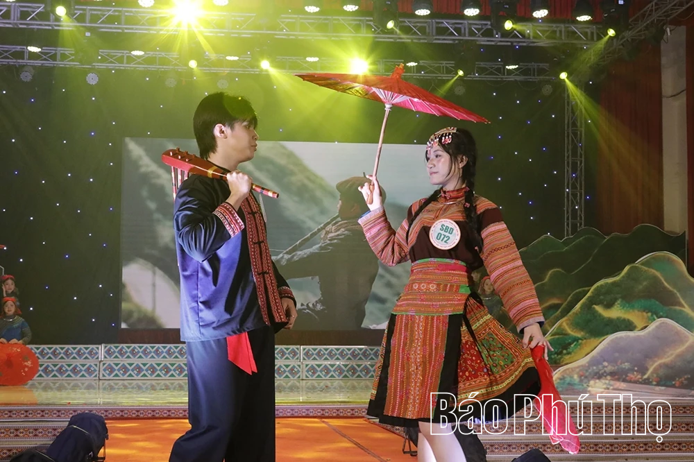 Hội thi trình diễn trang phục dân tộc, hát dân ca các dân tộc thiểu số