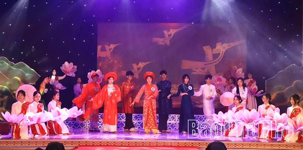 Hội thi trình diễn trang phục dân tộc, hát dân ca các dân tộc thiểu số