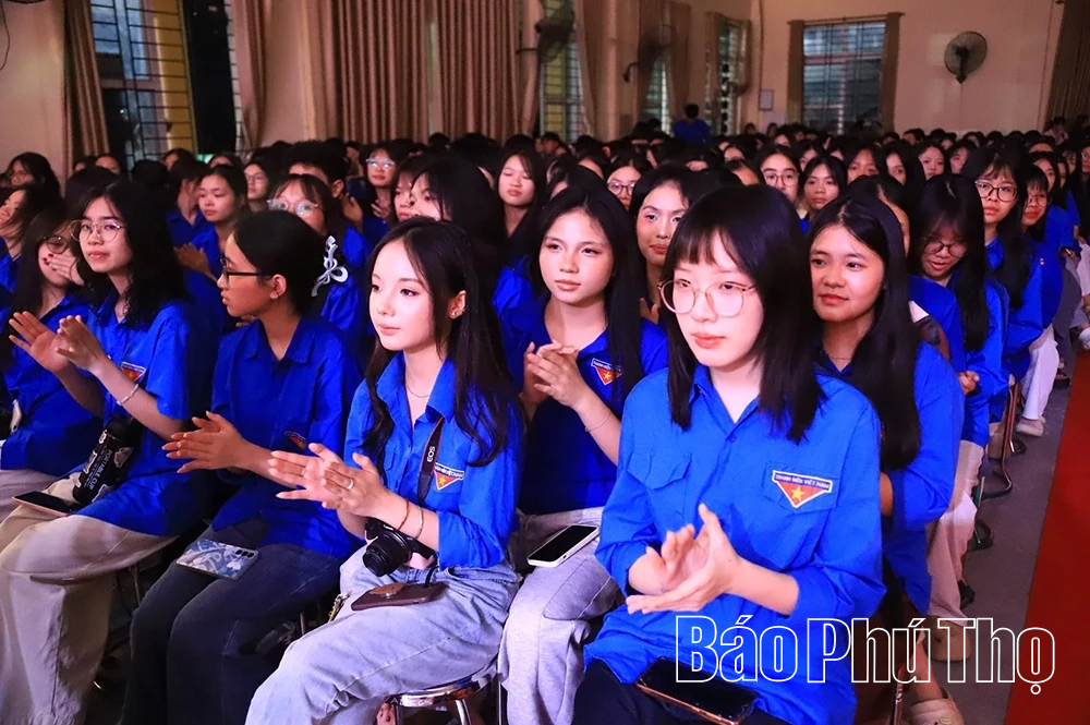 Hội thi trình diễn trang phục dân tộc, hát dân ca các dân tộc thiểu số