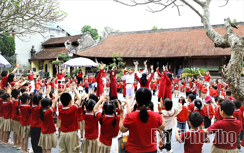 Xây dựng văn hóa, con người Đất Tổ đáp ứng yêu cầu hội nhập