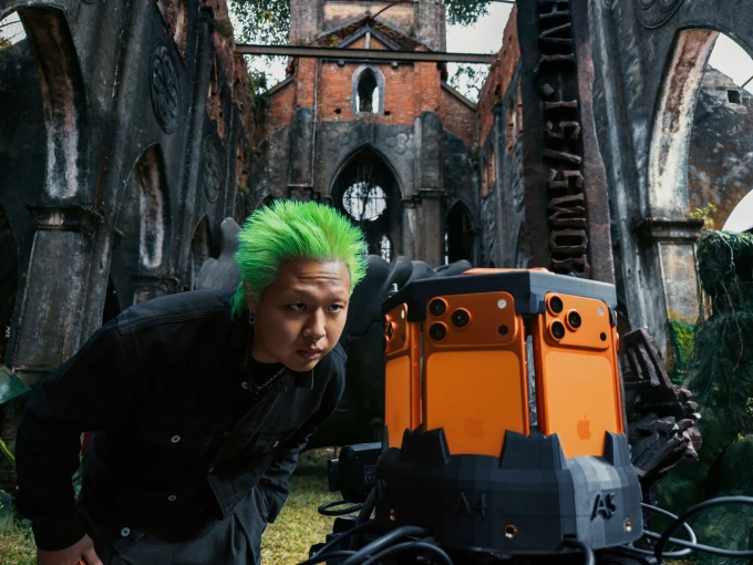 Đạo diễn Việt quay video 360 độ bằng 8 chiếc iPhone 17 Pro