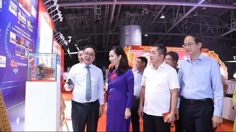 Khai mạc trưng bày tư liệu, hiện vật Phát thanh vì Việt Nam hùng cường, thịnh vượng