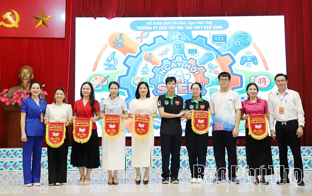 Sôi nổi Ngày hội STEM tại Trường Phổ thông Dân tộc nội trú THPT Hòa Bình